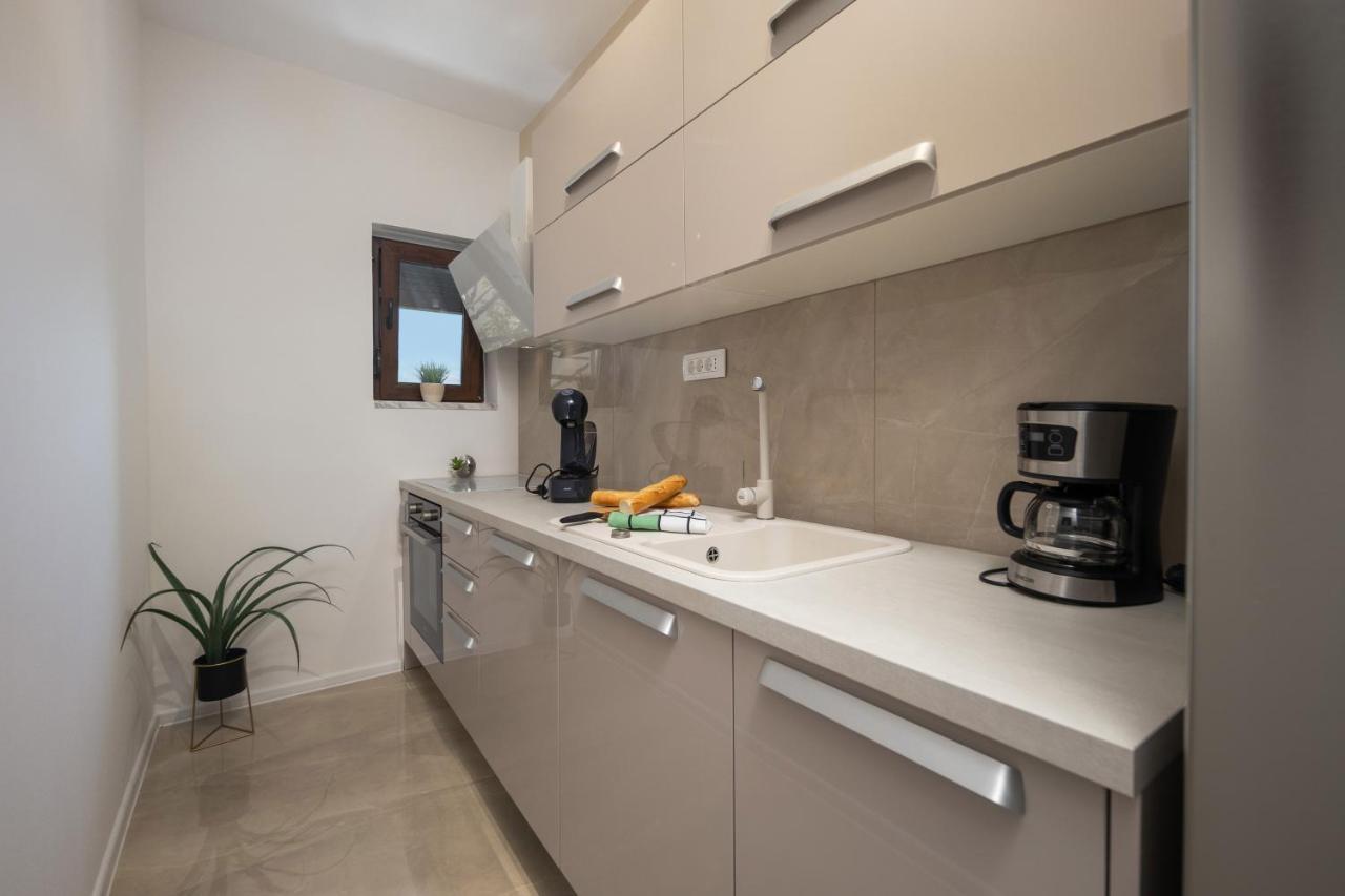 Apartment Adriatic, Rebecca With Heated Swimming Pool, Sew View, Childrens Playground *
